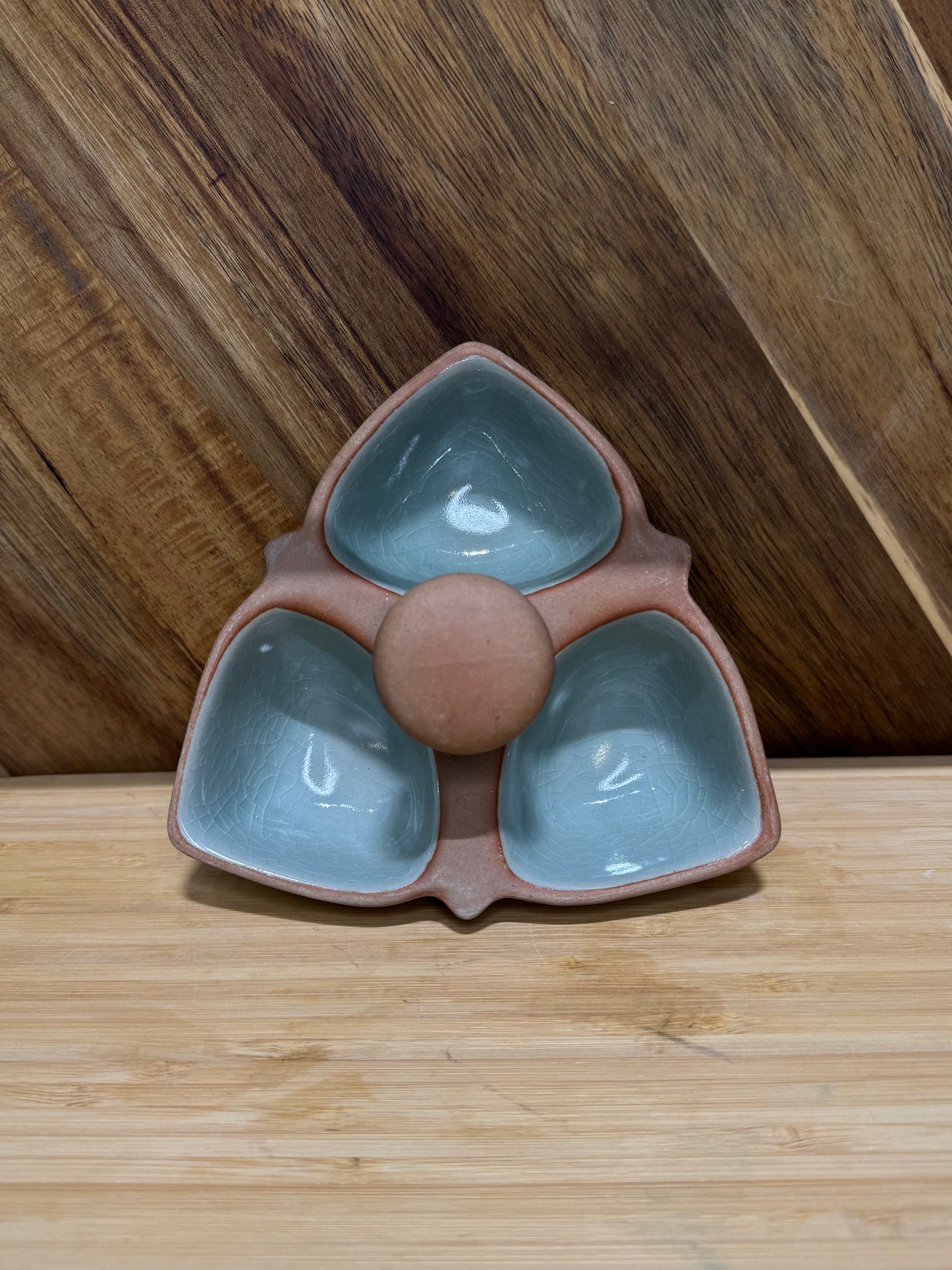 Stone pickle plate .. وعاء حجر للمعابيج باللون البني والازرق