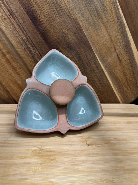 Stone pickle plate .. وعاء حجر للمعابيج باللون البني والازرق