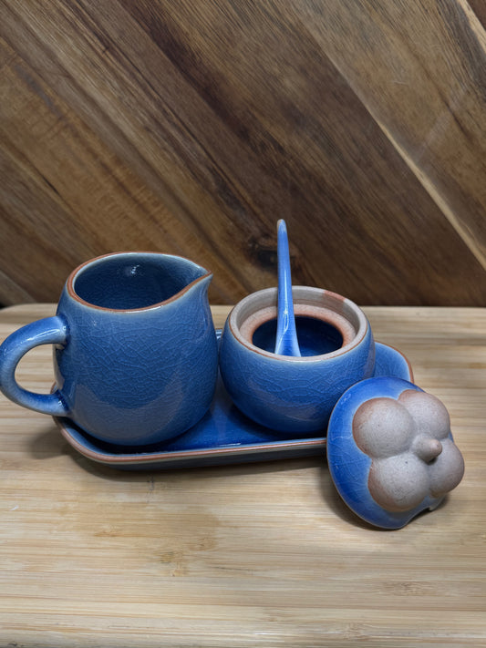 وعاء ازرق غامق لتقديم المعابيج.. dark blue stone container